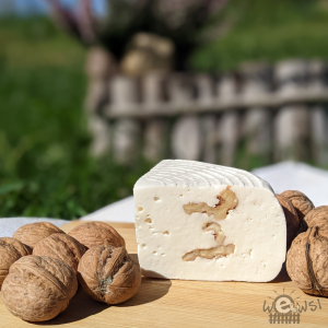 Kozi ser podpuszczkowy z orzechami 160g